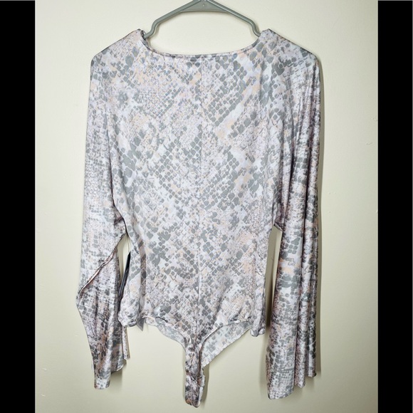 {NWT} Guess Snake Print Bodysuit XL Gray - Picture 14 of 14